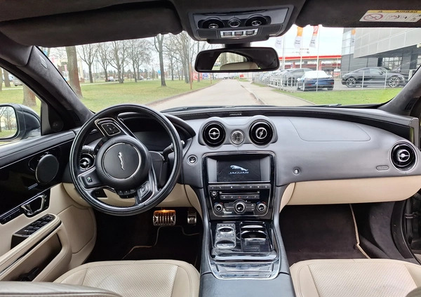 Jaguar XJ cena 120000 przebieg: 182000, rok produkcji 2015 z Wrocław małe 154